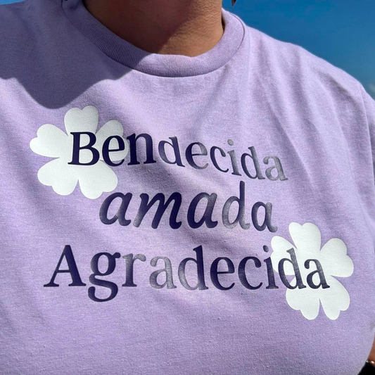 Camisa: “Bendecida, Amada, Agradecida”